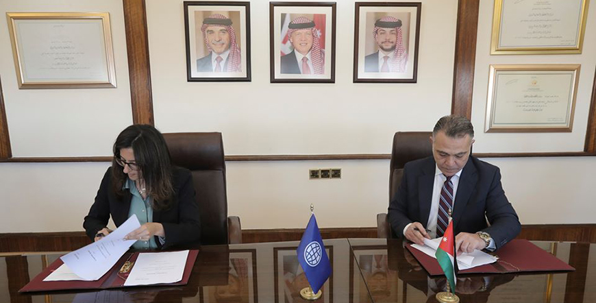 Minister of Planning and International Cooperation Wissam Rabadi and Manager of the International Finance Corporation for Jordan, Lebanon and Iraq Dalia Wahbeh sign a grant agreement of $2 million to support public-private partnership projects in various sectors on Sunday (Photo courtesy of Planning Ministry)